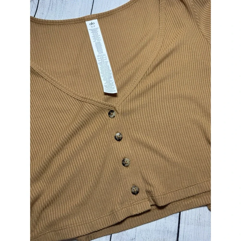 Alo Yoga Ribbed Cropped Whisper Cardigan Tan Camel Women’s size S